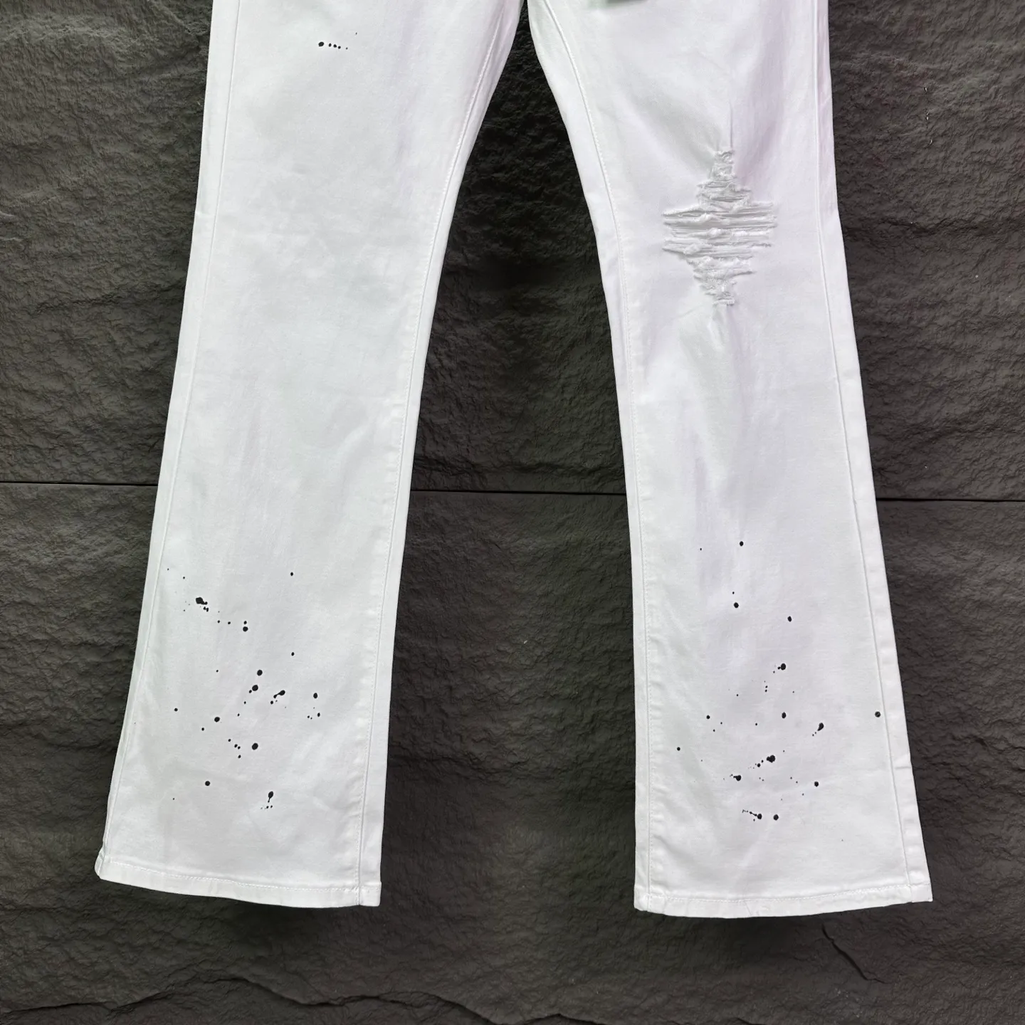PURPLE BRAND 2026 New Arrival White Pleated Ink Splashed Holes Couple Style Loose Bootcut Jeans High Version High Version Top Ceiling Quality Styles with different wash textures, very friendly to people with thin legs and thick legs. The loose bootcut style is very flattering to the leg shape. Moderate length that never goes out of style, easy and casual to match, basic styling for various styles, a must-have in the wardrobe! The fabric is stiff but also makes the upper body soft without losing texture. The washing process is even more perfect. It is a must-have item for everyone! ! ! Washed wheat, hang tag, pants label, three labels complete Color: White Size: 28, 30, 32, 34, 36 (five sizes)